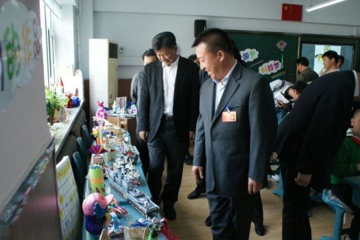 2013年2月,通过竞聘,任国权同志走上了树勋小学校长岗位.