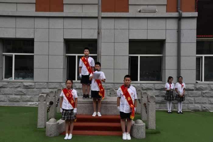 解放大路小学举行20182019学年度上学期卓然解放越而胜己主题开学典礼