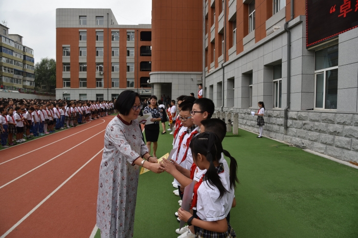 解放大路小学举行20182019学年度上学期卓然解放越而胜己主题开学典礼