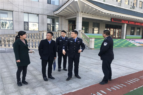 2.警察与校长交谈.jpg