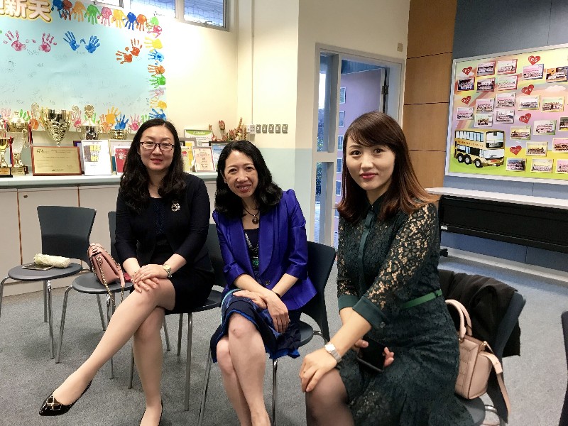 最后,解放大路小学田丹副校长向雨川小学赠送了教师美术作品,雨川小学