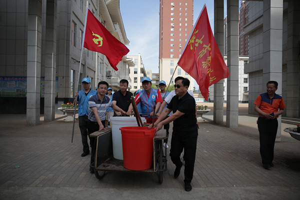 7梨花小学党员教师进社区义务劳动.JPG